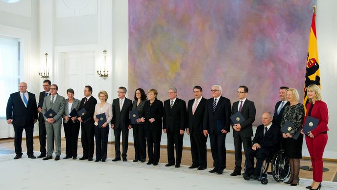 Německá vláda. Ministryně pro rodinu Manuela Schweisigová je na snímku vlevo Německá vláda. Ministryně pro rodinu Manuela Schweisigová je na snímku vlevo