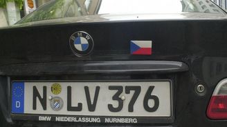 Německý server: V Praze se kradou značky cizincům, pak je vydírají