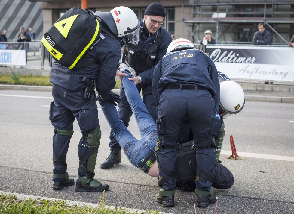 Sjezd strany Alternativa pro Německo byl pod dozorem policejních těžkooděnců. Policie zadržela zhruba 400 levicových aktivistů, kterým nebyl po chuti.