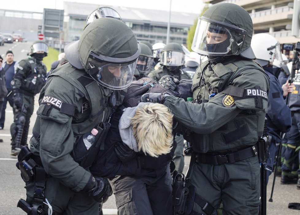 Sjezd strany Alternativa pro Německo byl pod dozorem policejních těžkooděnců. Policie zadržela zhruba 400 levicových aktivistů, kterým nebyl po chuti.