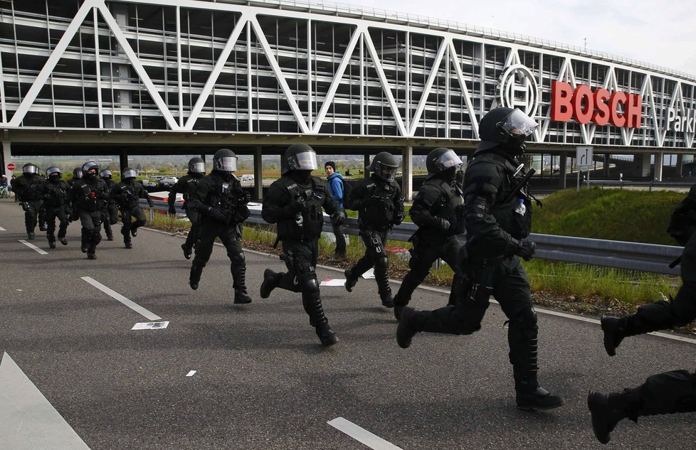 Sjezd strany Alternativa pro Německo byl pod dozorem policejních těžkooděnců. Policie zadržela zhruba 400 levicových aktivistů, kterým nebyl po chuti.