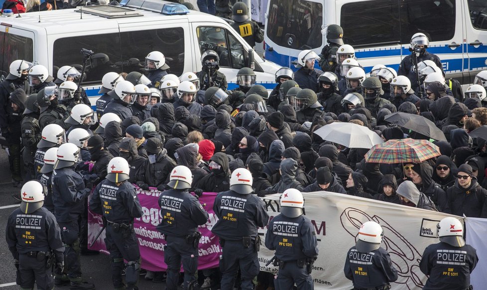 Sjezd strany Alternativa pro Německo byl pod dozorem policejních těžkooděnců. Policie zadržela zhruba 400 levicových aktivistů, kterým nebyl po chuti.