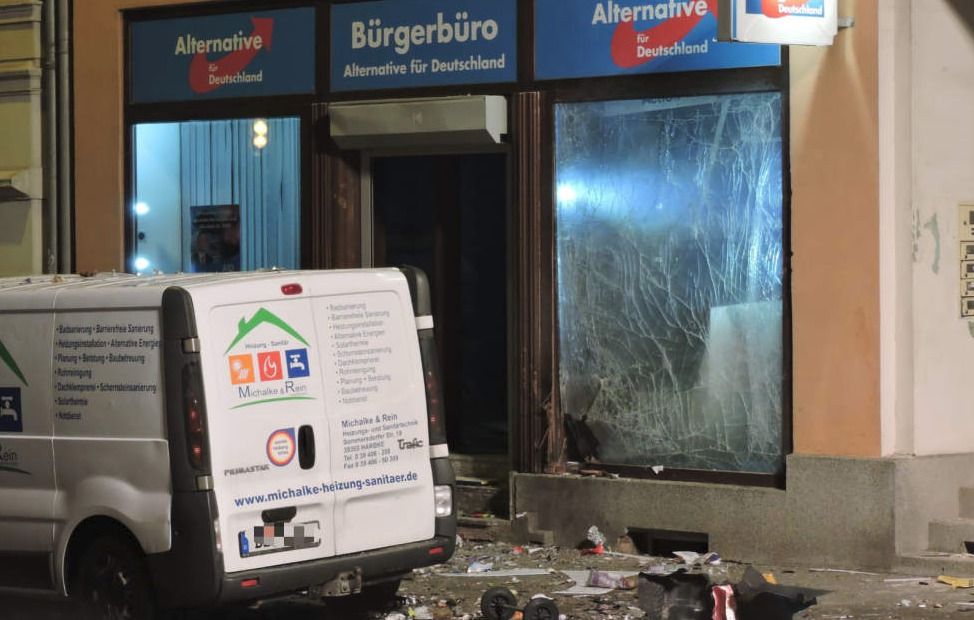 Před kanceláří AfD v saském Döbelnu vybuchla nálož, (3.01.2019).