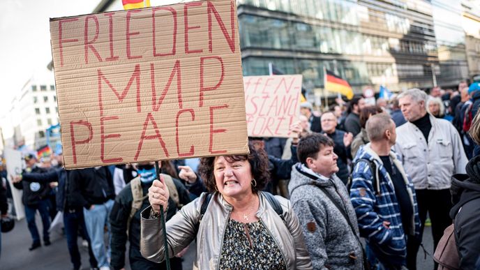 Protestující v Berlíně na demonstraci svolané německé AfD pod sloganem Energetická bezpečnost a ochrana před inflací.