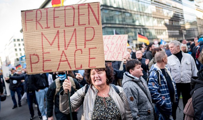 Protestující v Berlíně na demonstraci svolané německé AfD pod sloganem Energetická bezpečnost a ochrana před inflací.