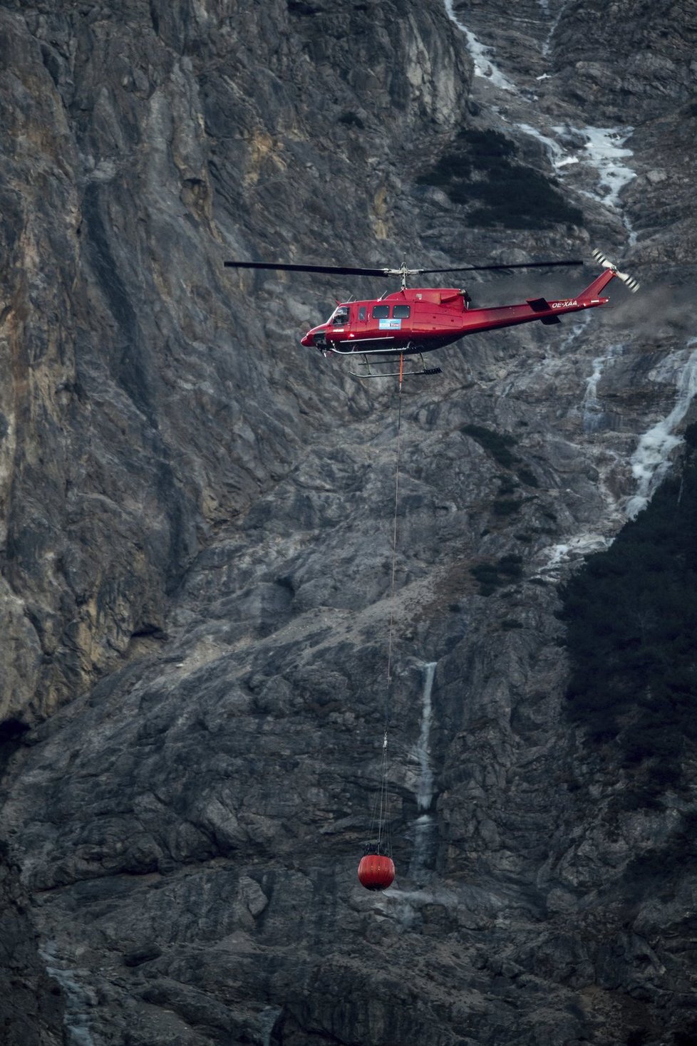 Hasiči zápolili s „novoročním požárem“ v Alpách, který způsobili dva horolezci.