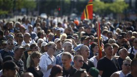 Demonstrace proti Merkelové v Berlíně: Většina Němců nevěří, že zvládne uprchlíky.