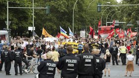 Demonstrace proti Merkelové v Berlíně: Většina Němců nevěří, že zvládne uprchlíky.