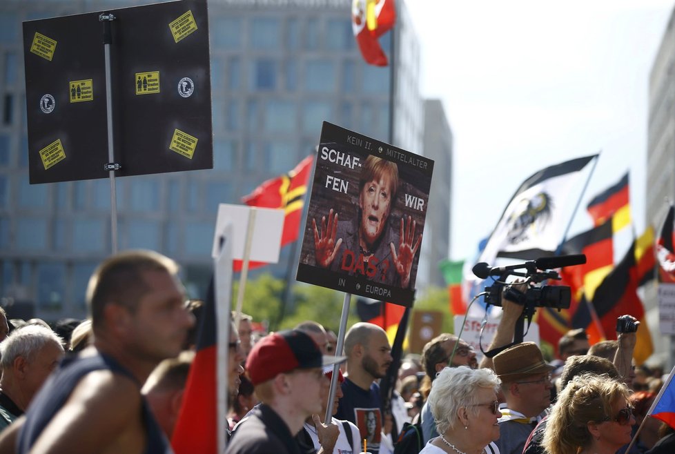 Příliv uprchlíků v Německu vyvolal řadu demonstrací.