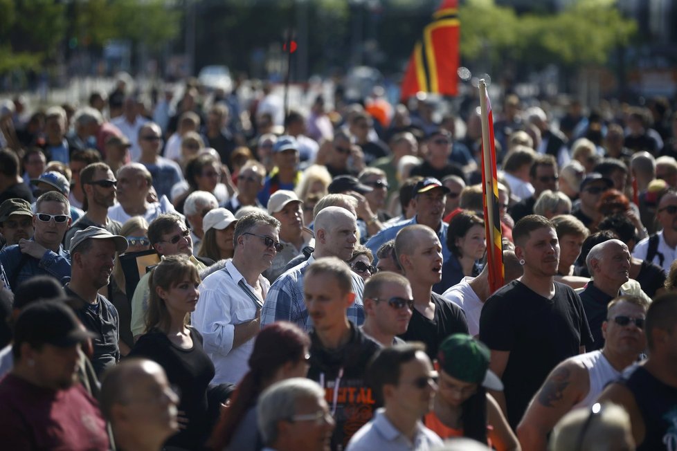 Demonstrace proti Merkelové v Berlíně: Většina Němců nevěří, že zvládne uprchlíky.