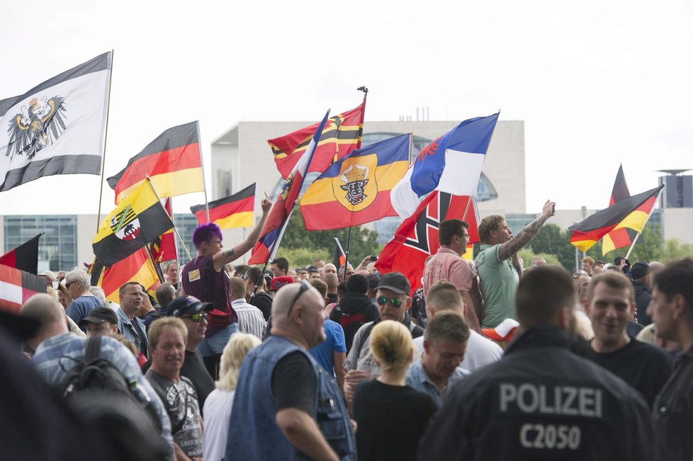 Příliv uprchlíků v Německu vyvolal řadu demonstrací.