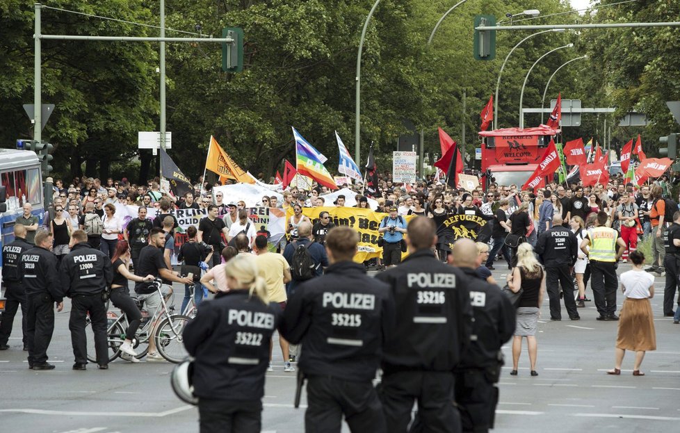 Demonstrace proti Merkelové v Berlíně: Většina Němců nevěří, že zvládne uprchlíky.