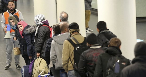 Do Německa má podle deníku Bild dorazit až 1,5 milionu běženců.