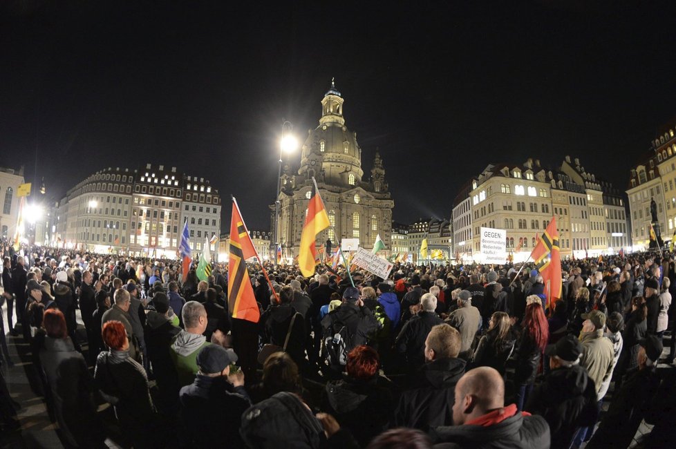 V Drážďanech demonstrovaly tisíce lidí proti azylové politice Merkelové.