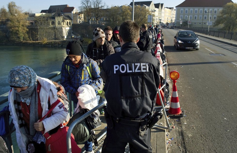 Bavorsko říká, že na vládu podá kvůli uprchlíkům žalobu.