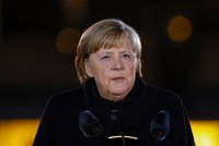 Armáda zahrála Merkelové hitovku z mládí. Kancléřka se „s pokorou“ loučila po 16 letech