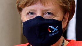 Německá kancléřka Angela Merkelová s rouškou (14. 7. 2020)