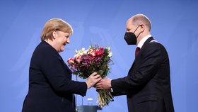 Končící kancléřka Angela Merkelová a nastupující Olaf Scholz