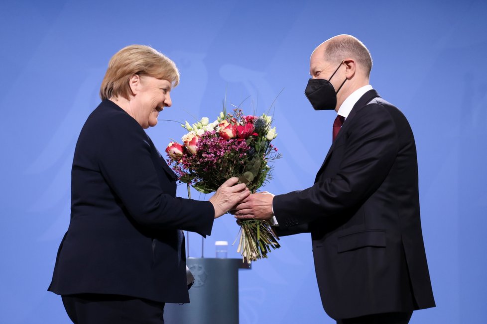 Končící kancléřka Angela Merkelová a nastupující Olaf Scholz
