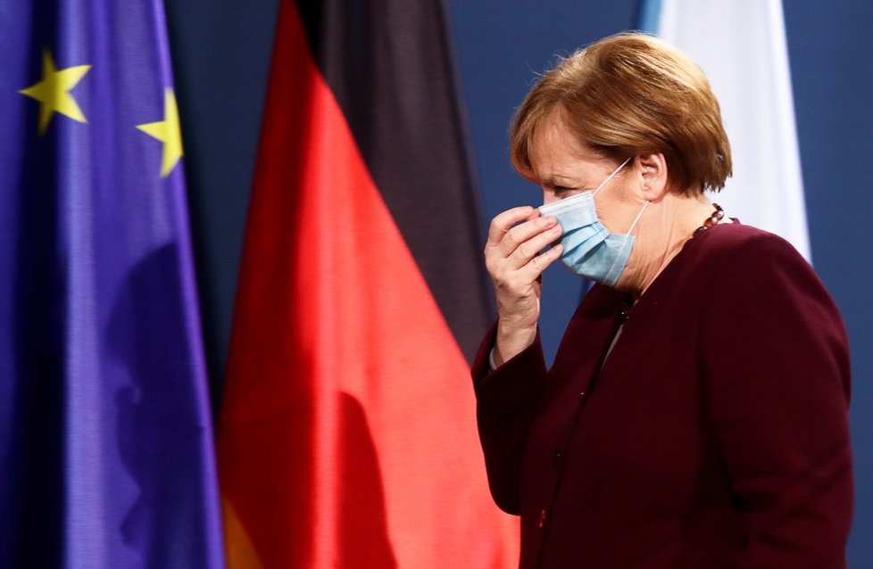 Do plotu sídla německé kancléřky Angely Merkelové očividně úmyslně narazilo auto, (25.11.2020).