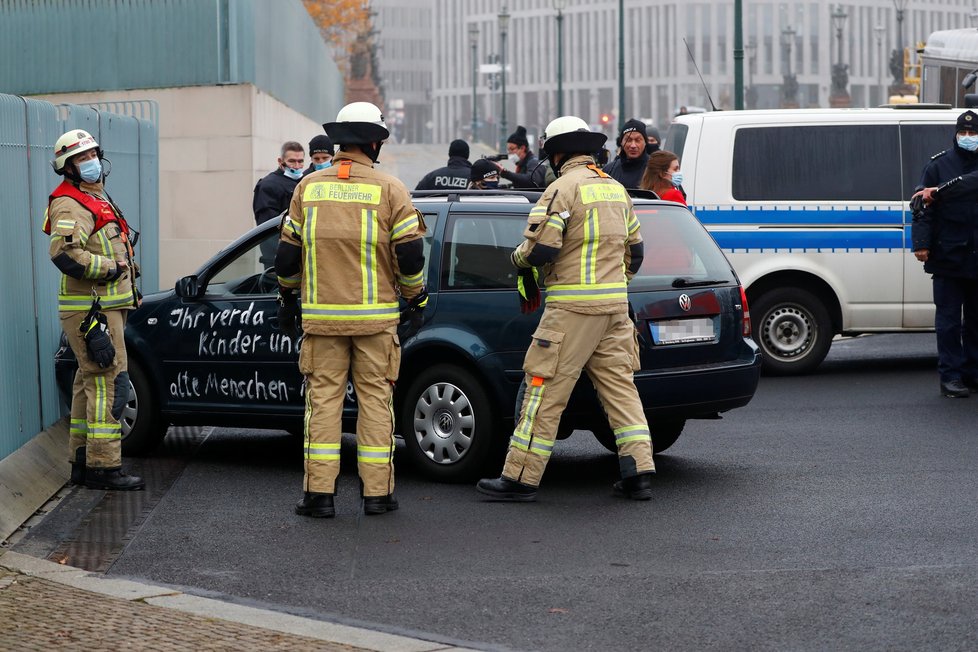 Do plotu sídla německé kancléřky Angely Merkelové očividně úmyslně narazilo auto, (25.11.2020).