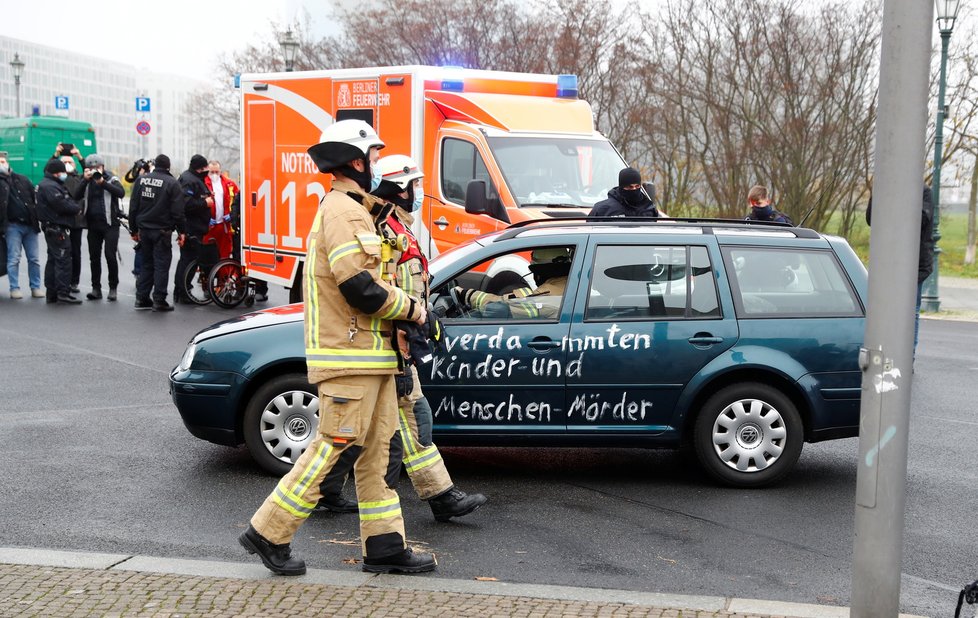 Do plotu sídla německé kancléřky Angely Merkelové očividně úmyslně narazilo auto, (25.11.2020).