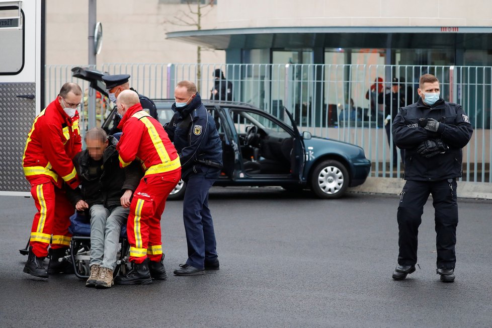 Do plotu sídla německé kancléřky Angely Merkelové očividně úmyslně narazilo auto, (25.11.2020).