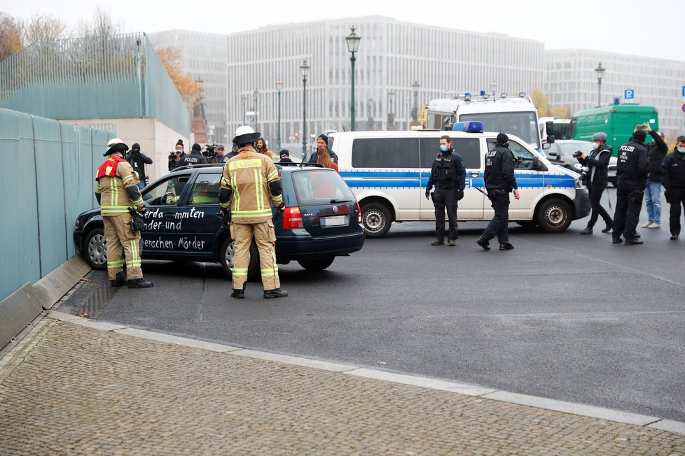 Do plotu sídla německé kancléřky Angely Merkelové očividně úmyslně narazilo auto, (25.11.2020).