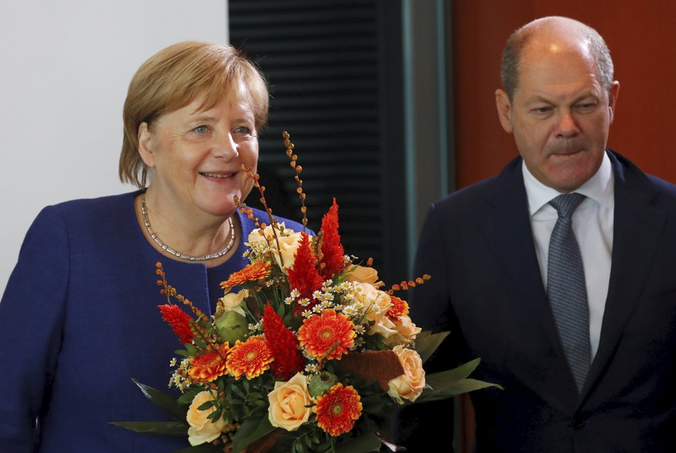 Německá kancléřka Angela Merkelová podle tisku ztrácí ve vládě autoritu. Na snímku s ministrem financí Olafem Scholzem.
