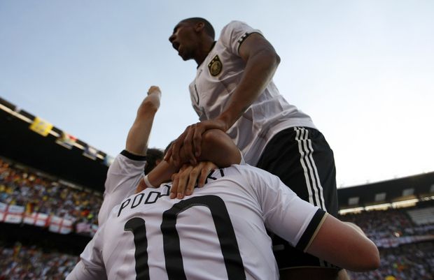 Radost německých fotbalistů, kteří se ujali dvoubrankového vedení. Radost německých fotbalistů, kteří se ujali dvoubrankového vedení.