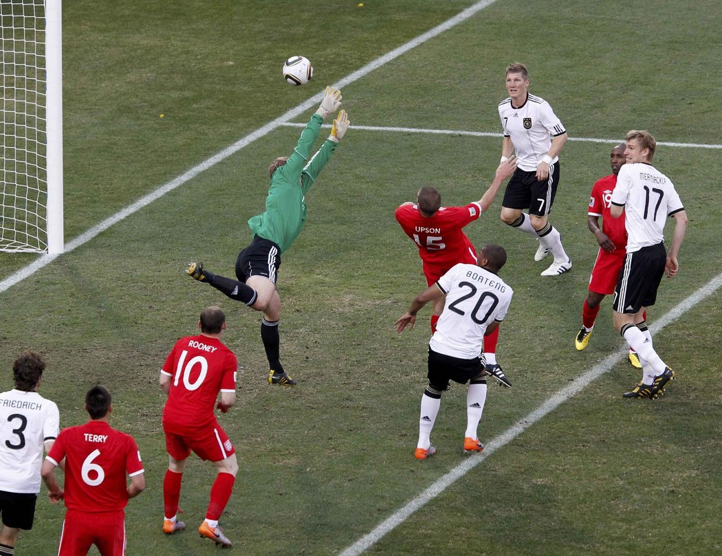 Matthew Upson hlavičkou překonává německého gólmana Neuera.