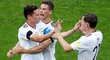 Fotbalisté Německa slaví gól do sítě Austrálie