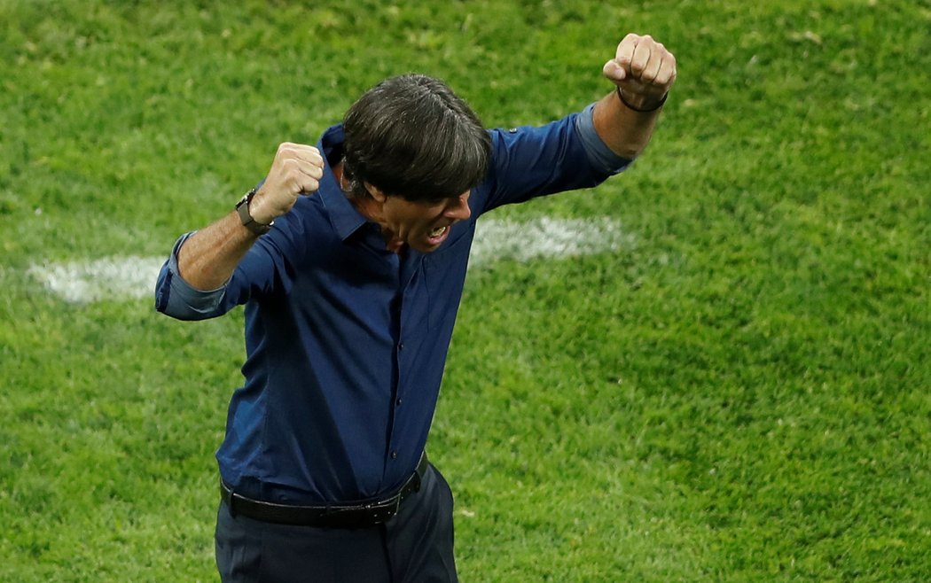 Trenér Německa Joachin Löw slaví výhru nad Austrálií