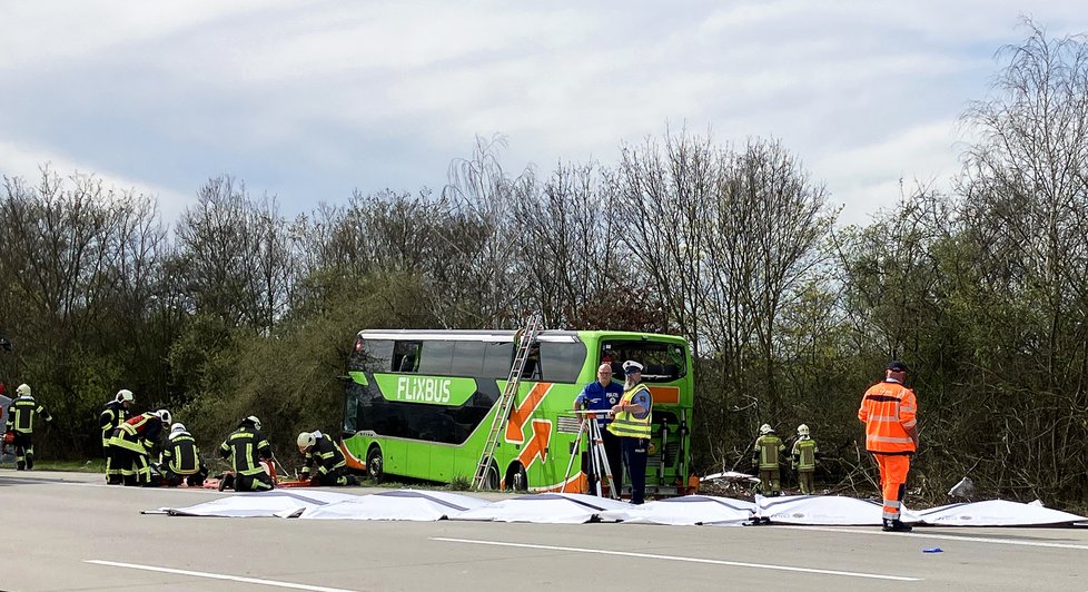 Nehoda autobusu FlixBus na německé dálnici