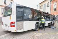 Školní autobus se sám rozjel: S dětmi uvnitř narazil do zdi