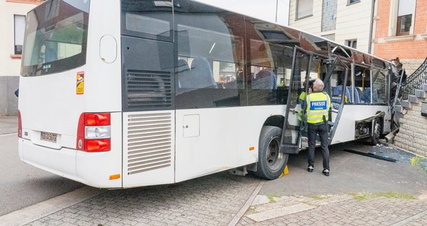 V Německu se samovolně rozjel školní autobus a havaroval, několik zraněných