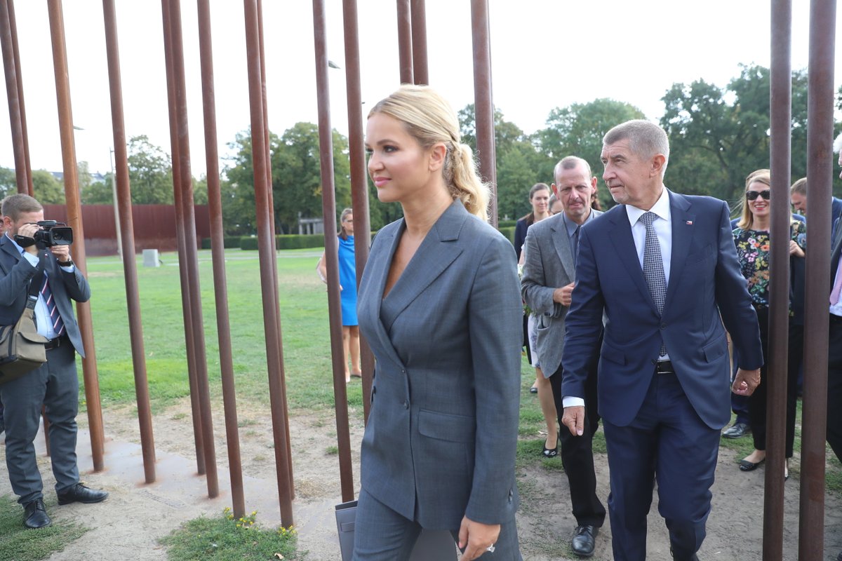 Premiér Andrej Babiš navštívil v Německu i Berlínskou zeď. Položil u ní pamětní věnec. Na snímku jeho žena Monika (5.9 2018)