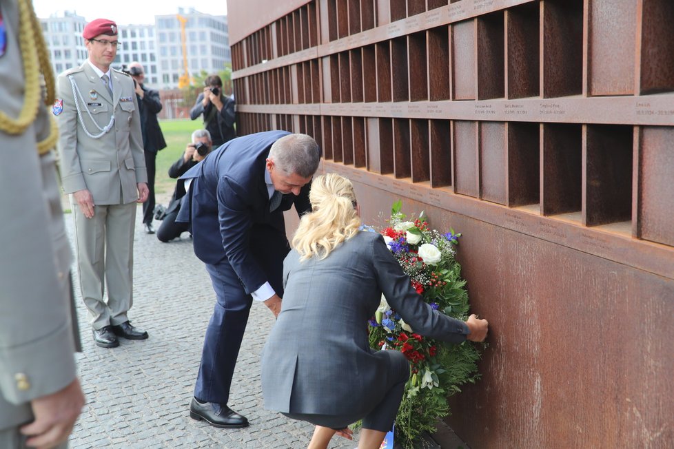 Premiér Andrej Babiš navštívil v Německu i Berlínskou zeď. Položil u ní pamětní věnec (5. 9. 2018)