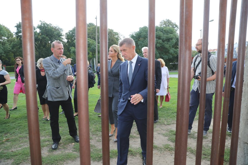 Premiér Andrej Babiš navštívil v Německu i Berlínskou zeď. Položil u ní pamětní věnec (5.9. 2018)