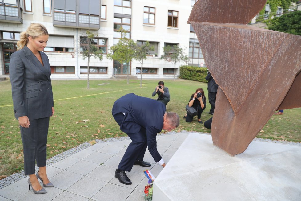 Premiér Andrej Babiš navštívil v Německu i Berlínskou zeď. Položil u ní pamětní věnec (5.9. 2018)