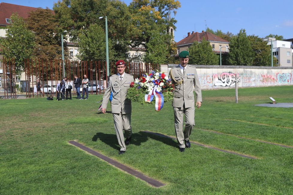 Premiér Andrej Babiš navštívil v Německu i Berlínskou zeď. Položil u ní pamětní věnec (5.9 2018)