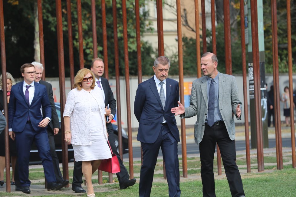 Premiér Andrej Babiš navštívil v Německu i Berlínskou zeď. Položil u ní pamětní věnec (5.9 2018)