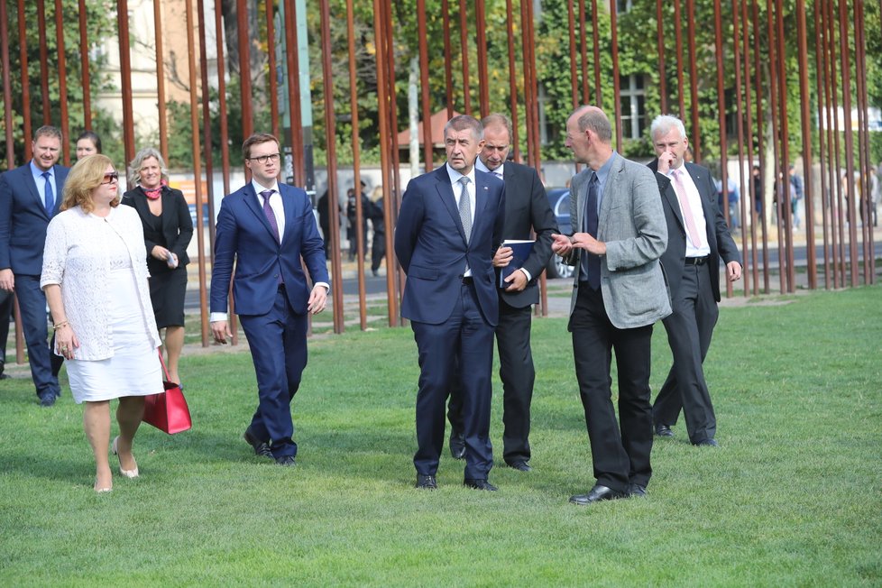 Premiér Andrej Babiš navštívil v Německu i Berlínskou zeď. Položil u ní pamětní věnec (5.9. 2018)