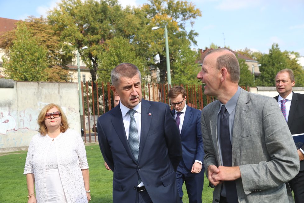 Premiér Andrej Babiš navštívil v Německu i Berlínskou zeď. Položil u ní pamětní věnec (5.9. 2018)