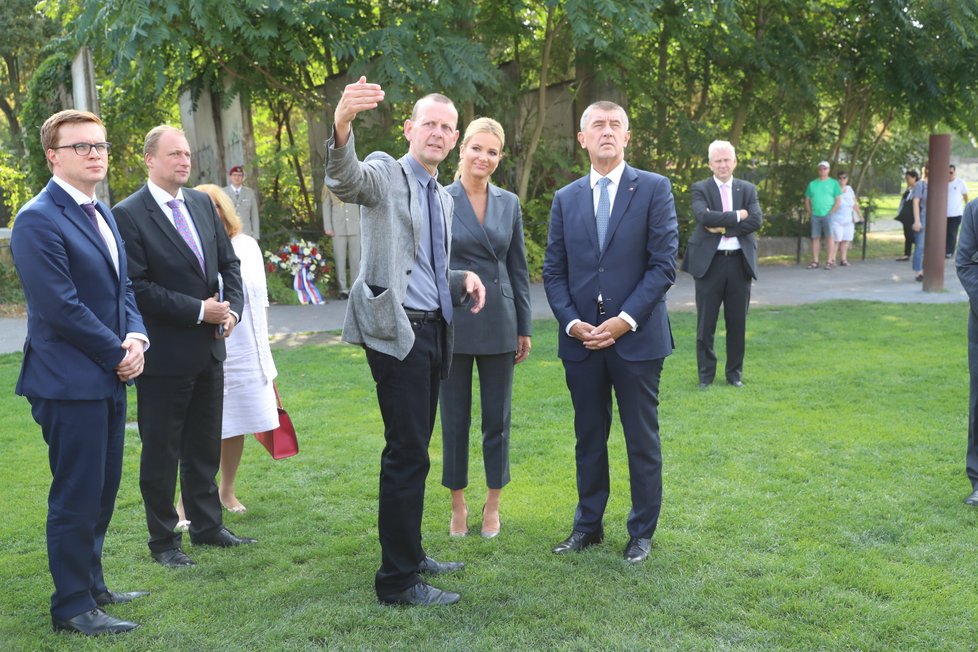 Premiér Andrej Babiš navštívil v Německu i Berlínskou zeď. Položil u ní pamětní věnec (5.9. 2018)