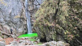 Horský potok Lainbach v Bavorsku září neonově zeleně.