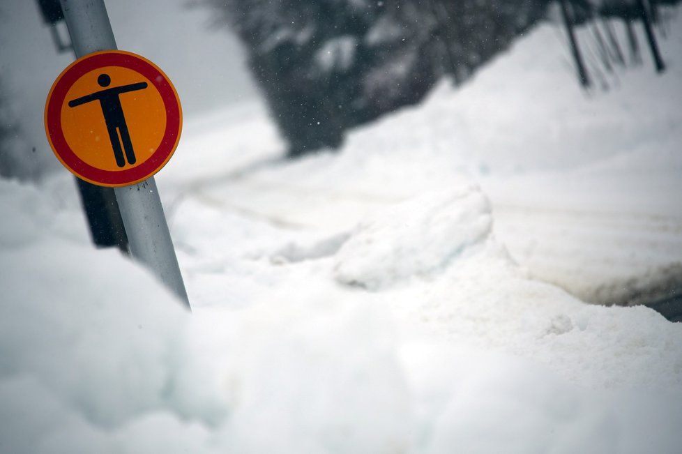 Bavorsko trápí přívaly sněhu. Nadílka komplikuje dopravu, zavřené zůstaly i školy. (7. 1. 2019)