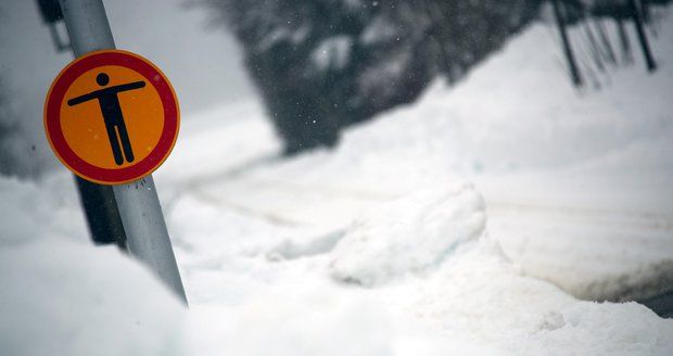 Rakousko a Německo pod přívaly sněhu: Zavřené školy a smrtící laviny