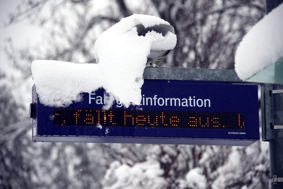 Bavorsko trápí přívaly sněhu. Nadílka komplikuje dopravu, zavřené zůstaly i školy. (7. 1. 2019)