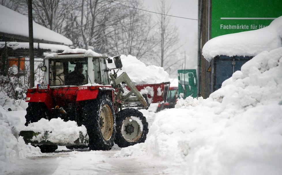 Bavorsko trápí přívaly sněhu. Nadílka komplikuje dopravu, zavřené zůstaly i školy. (7.1.2019)